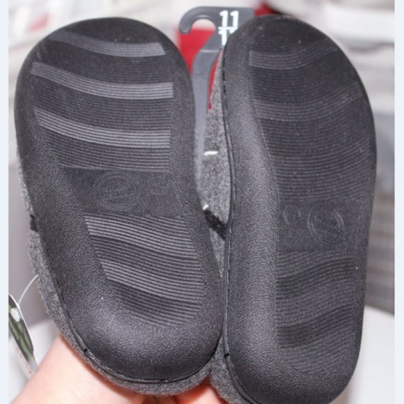 5/$20 NEW Boys 11-12 Glow In The Dark Spider Web Slippers - Picture 3 of 4